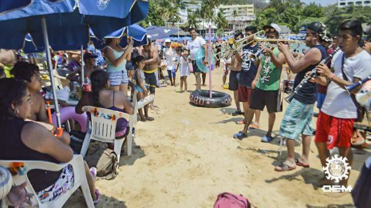 Acapulco - bandas tocando en la playa de Acapulco